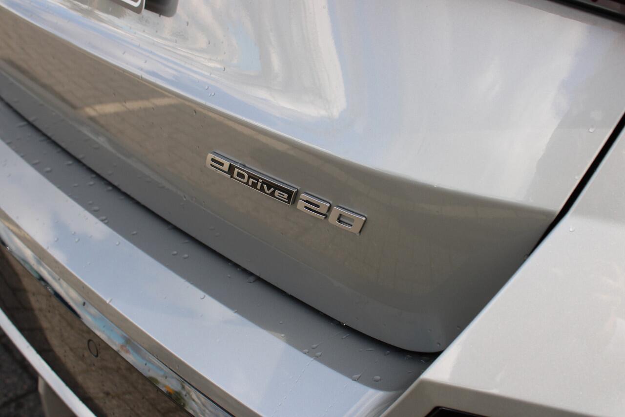 BMW iX1 eDrive20 M Sport / Sportstoelen / Achteruitrijcamera / Comfort Access / M Adaptief onderstel / Adaptieve LED / Parking Assistant / Stuurverwarming