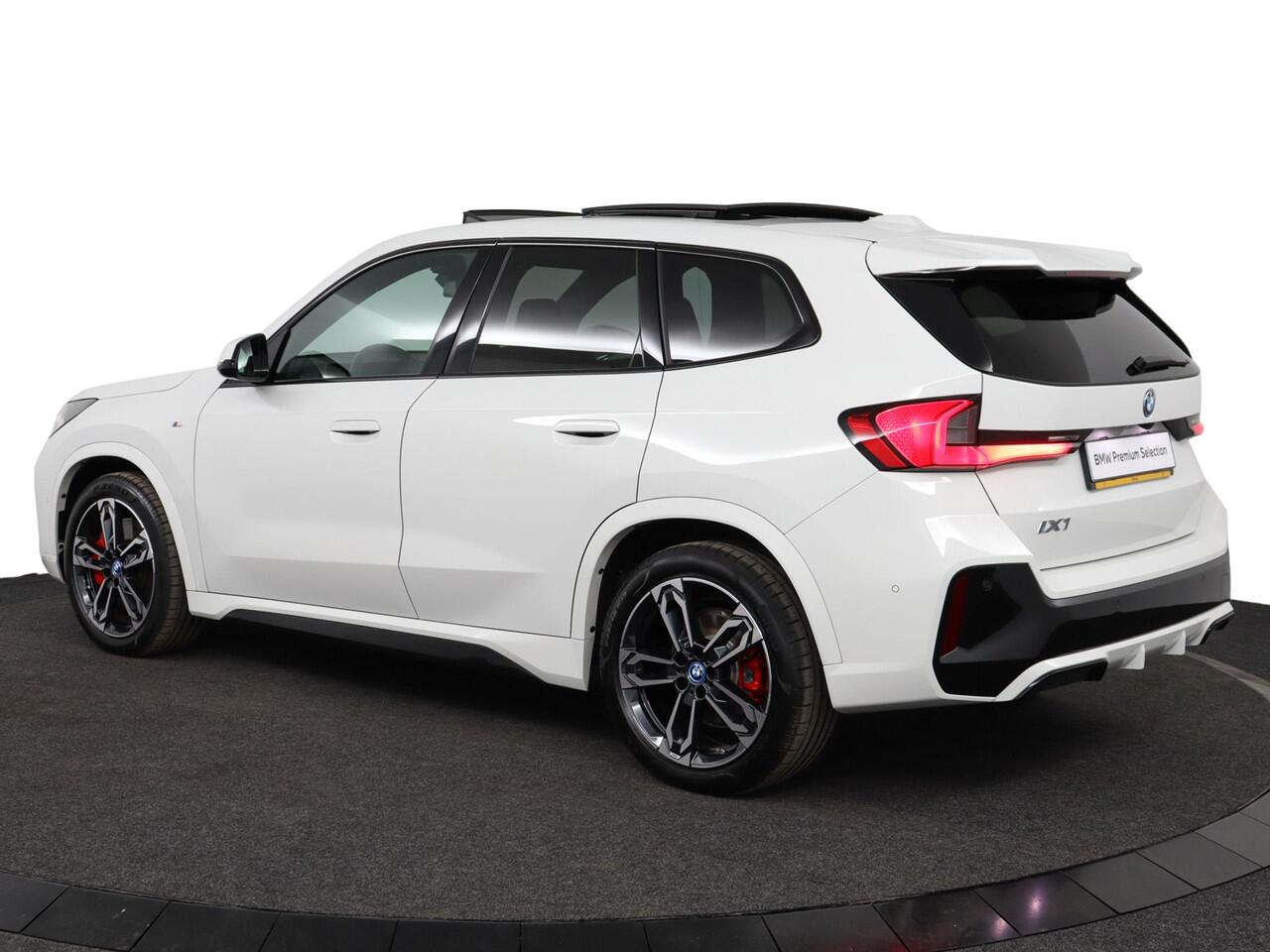 BMW iX1 eDrive20 67 kWh | M Sportpakket Pro | Comfort Access | Panoramadak | Harman-Kardon | Achteruitrijcamera | M Adaptief onderstel | Verwarmde Voorstoelen