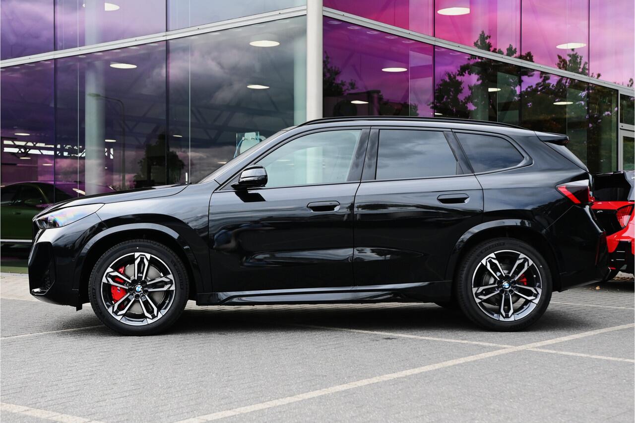 BMW iX1 eDrive20 M Sport / Panoramadak / Trekhaak / Sportstoelen / Achteruitrijcamera / M Adaptief onderstel / Comfort Access / Adaptieve LED