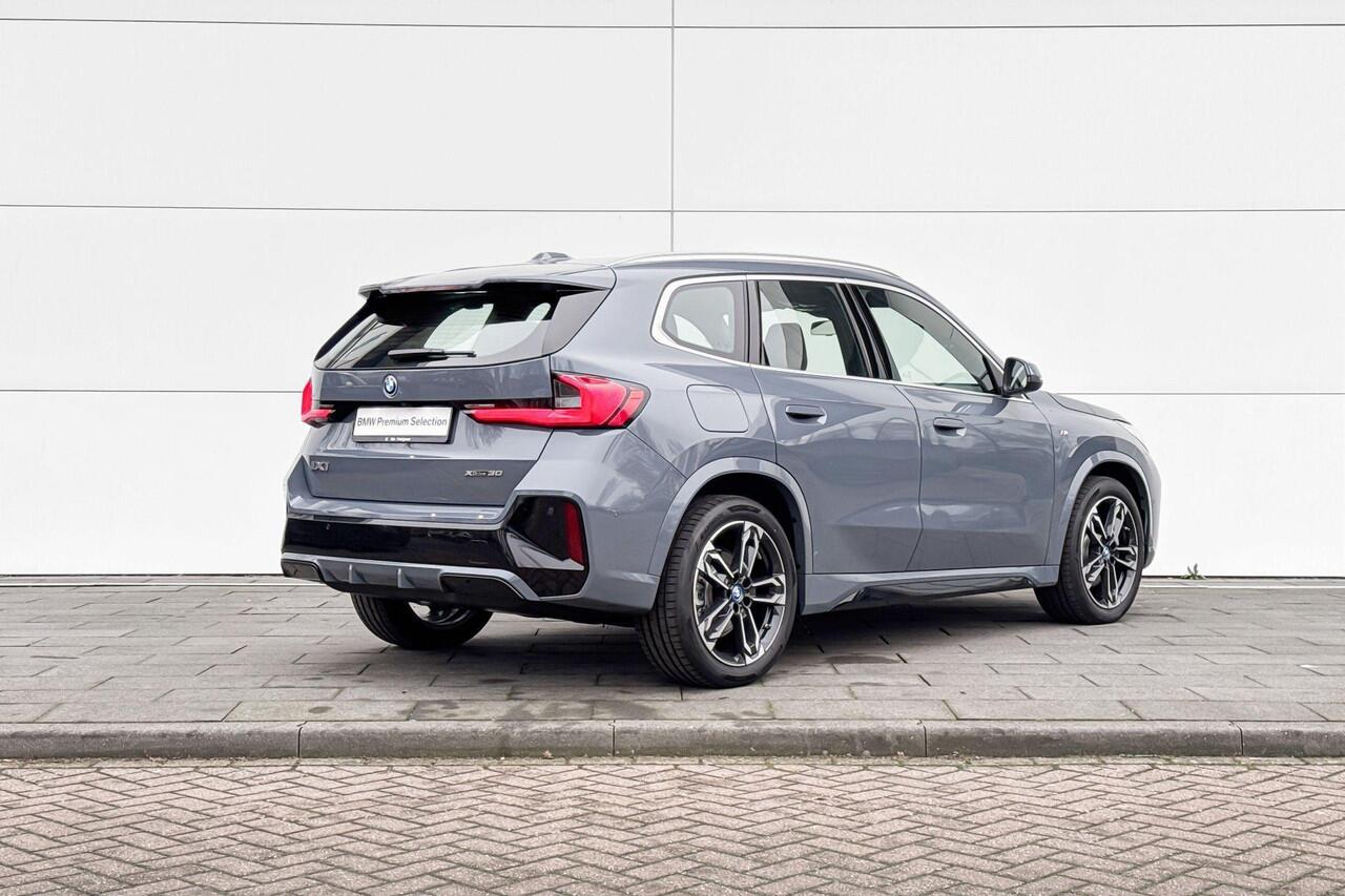 BMW iX1 xDrive30 M-Sport Premium Pack | Selections | M Sport | Stoelverwarming | Driving Assistant Plus | Comfort Access |