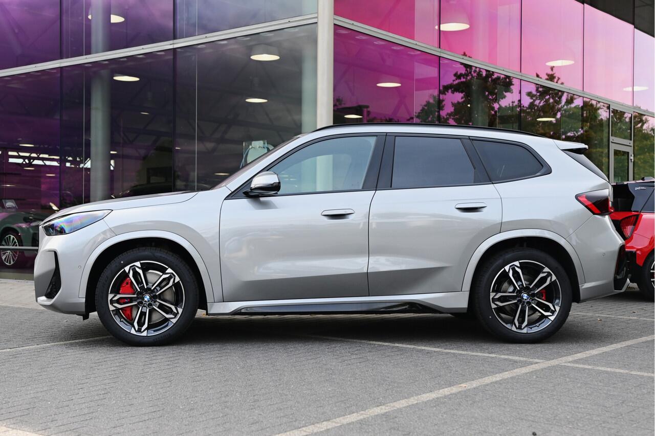 BMW iX1 eDrive20 M Sport / Trekhaak / Sportstoelen / Achteruitrijcamera / Adaptieve LED / M Adaptief onderstel / Comfort Access