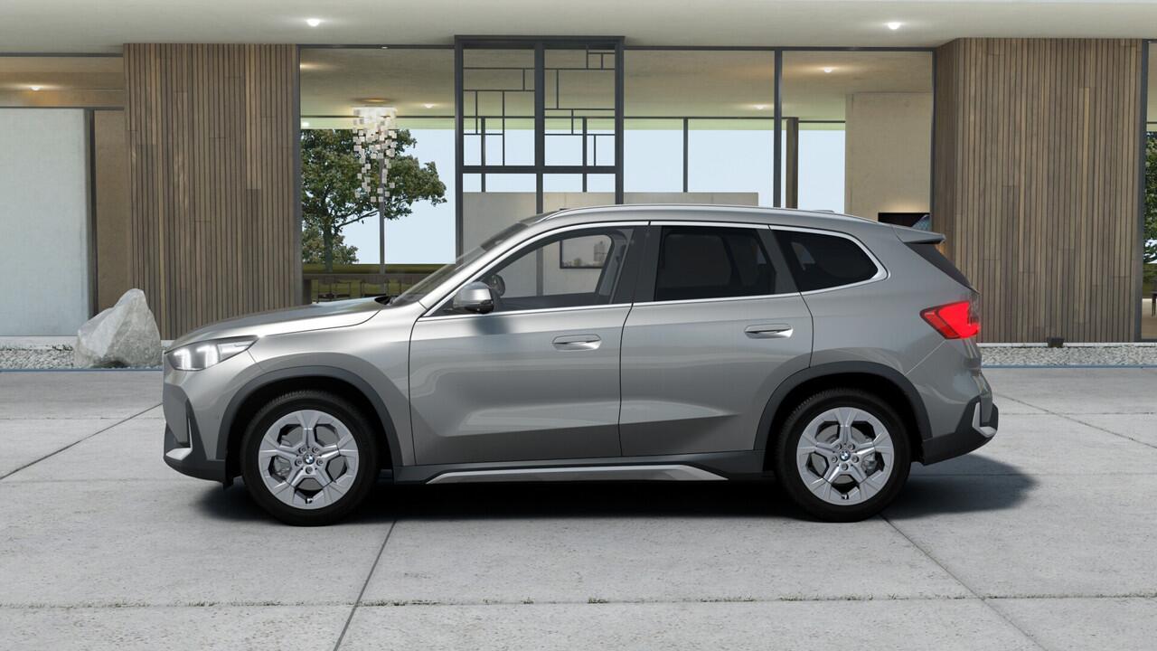 BMW iX1 eDrive20 Pure Edition / Adaptieve LED / Comfort Access / Parking Assistant / Stoelverwarming