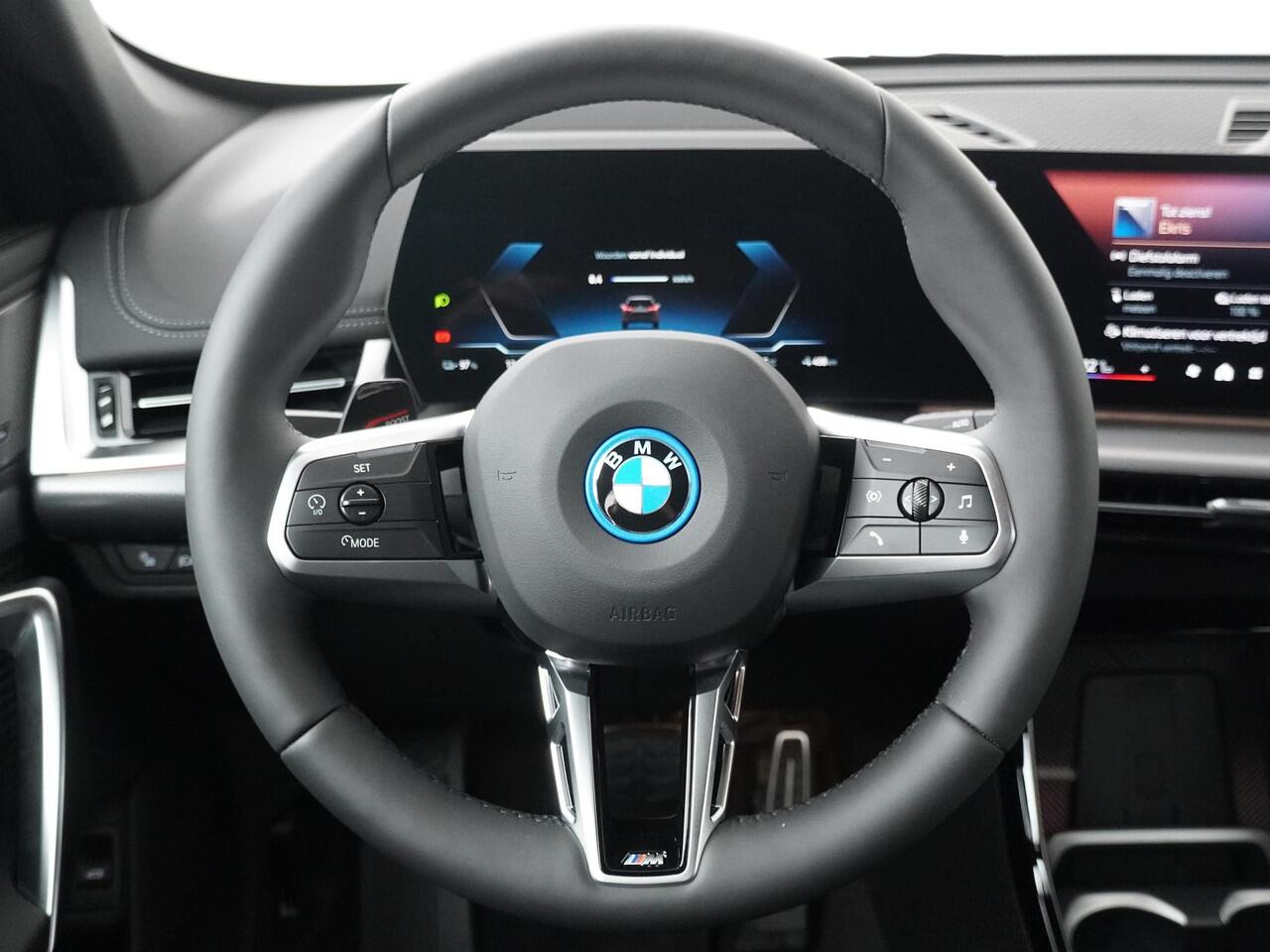 BMW iX1 eDrive20 67 kWh M-Sport Pro | Adaptive Cruise | Panoramadak | Harman Kardon | Elektrische stoelbediening | 19''