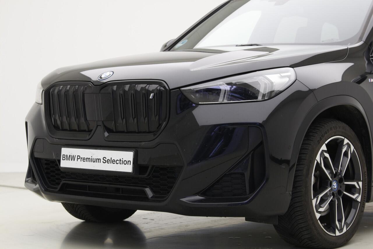 BMW iX1 xDrive30 67 kWh | Panorama | Camera | Harman Kardon | BSI 4jr | Nu voor eur. 47.895,-