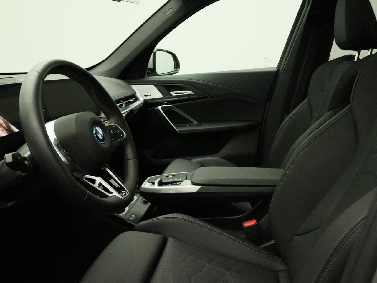 BMW iX1 eDrive20 M Sportpakket Pro | Premium Pack | Comfort Pack | Stuurwielrand Verwarmd | Panoramadak | Elektrisch Verstelbare Sportstoelen | Harman Kardon | 20''