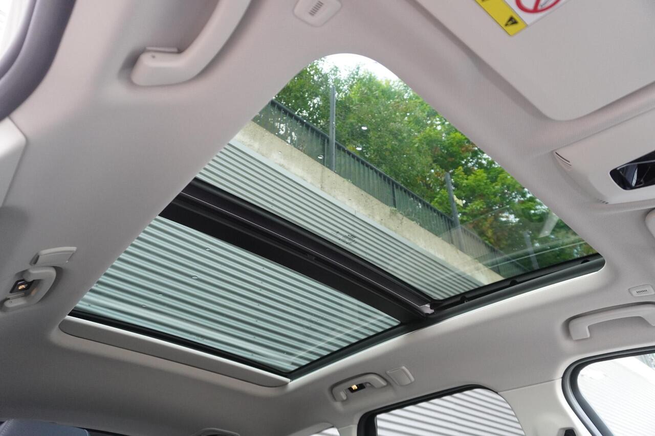 BMW iX1 eDrive20 xLine | Harman-Kardon sound system | BMW Head-Up Display | Parking Assistant Plus | Driving Assistant Plus | Comfort Pack | Trekhaak met elektrisch wegklapbare kogel | Glazen panoramadak