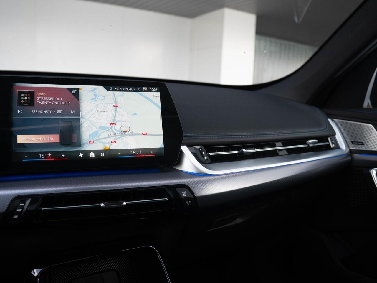 BMW iX1 eDrive20 | M Sportpakket Pro | Travel Pack | Comfort Access | Harman-Kardon | Achteruitrijcamera | Panoramadak | Stoelverwarming | 20''