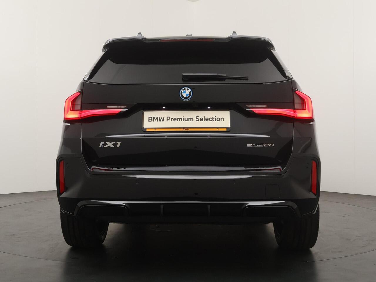 BMW iX1 eDrive20 67 kWh M-Sport Pro | Adaptive Cruise | Panoramadak | Harman Kardon | Elektrische stoelbediening | 19''