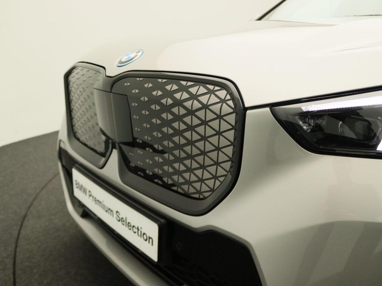 BMW iX1 eDrive20 M Sportpakket Pro | Premium Pack | Comfort Pack | Stuurwielrand Verwarmd | Panoramadak | Elektrisch Verstelbare Sportstoelen | Harman Kardon | 20''