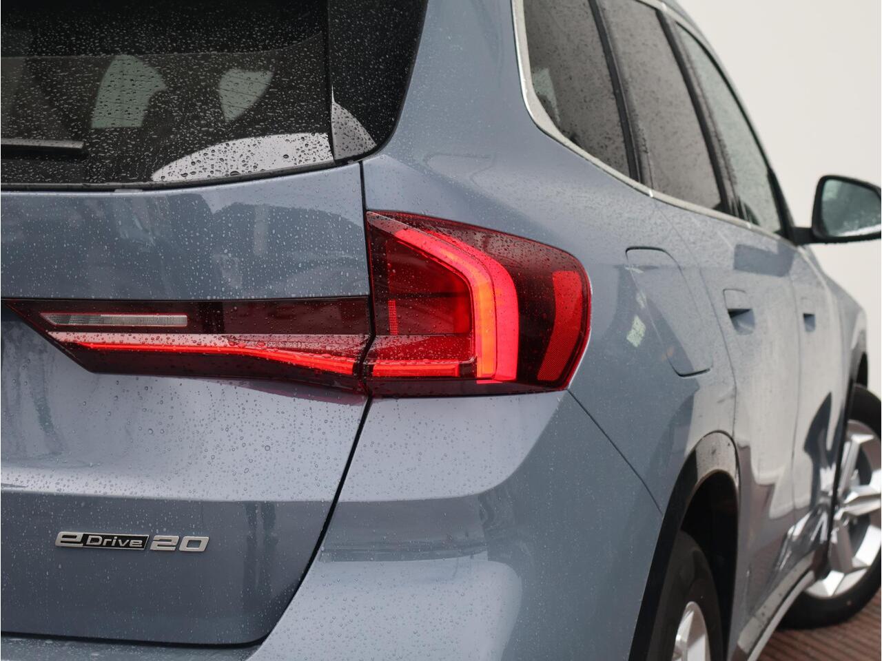 BMW iX1 eDrive20 67 kWh Nieuw/ X-Line/ Verwarmd Stuurwiel/ Sportstoelen/ Harman-Kardon/ Elektrische Trekhaak/ Achteruitrijcamera/ Stoelverwarming