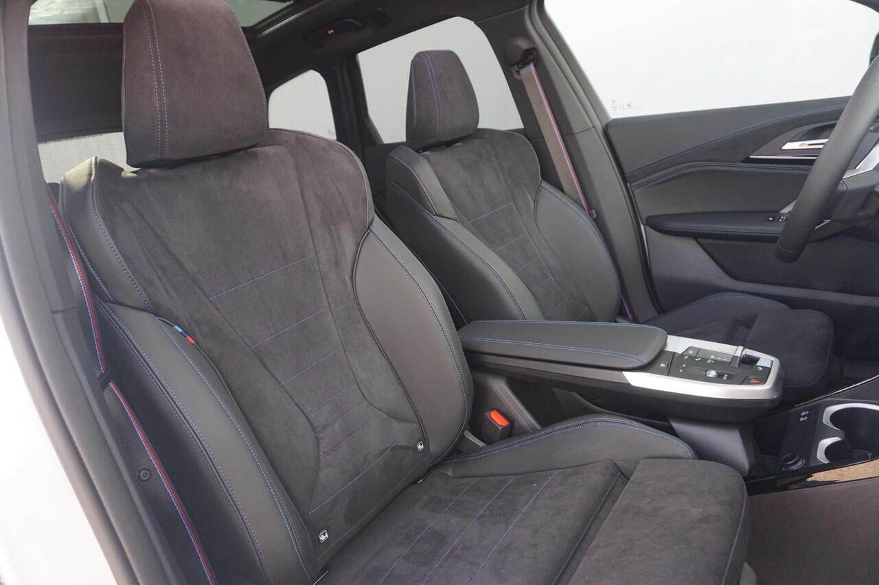 BMW iX1 eDrive20 M Sport Pro | Trekhaak / Head-up / Harman Kardon / Comfortstoelen Elektrische Stoelen met geheugen + Massagefunctie / Rondomzicht camera / Cruise control adaptief