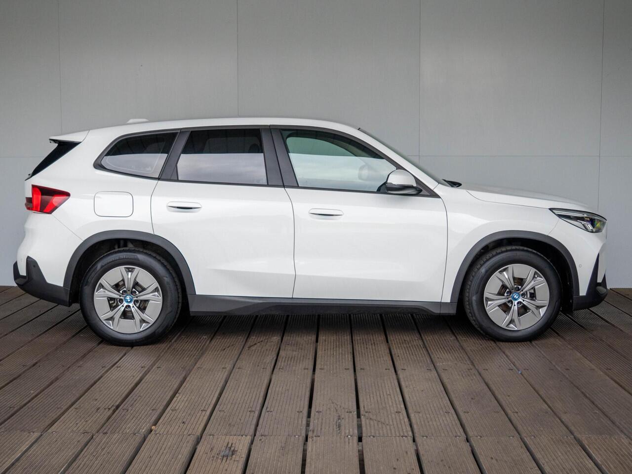 BMW iX1 xDrive30 | Driving Assistant Plus | Achteruitrijcamera | Sportstoelen | PDC | 17''