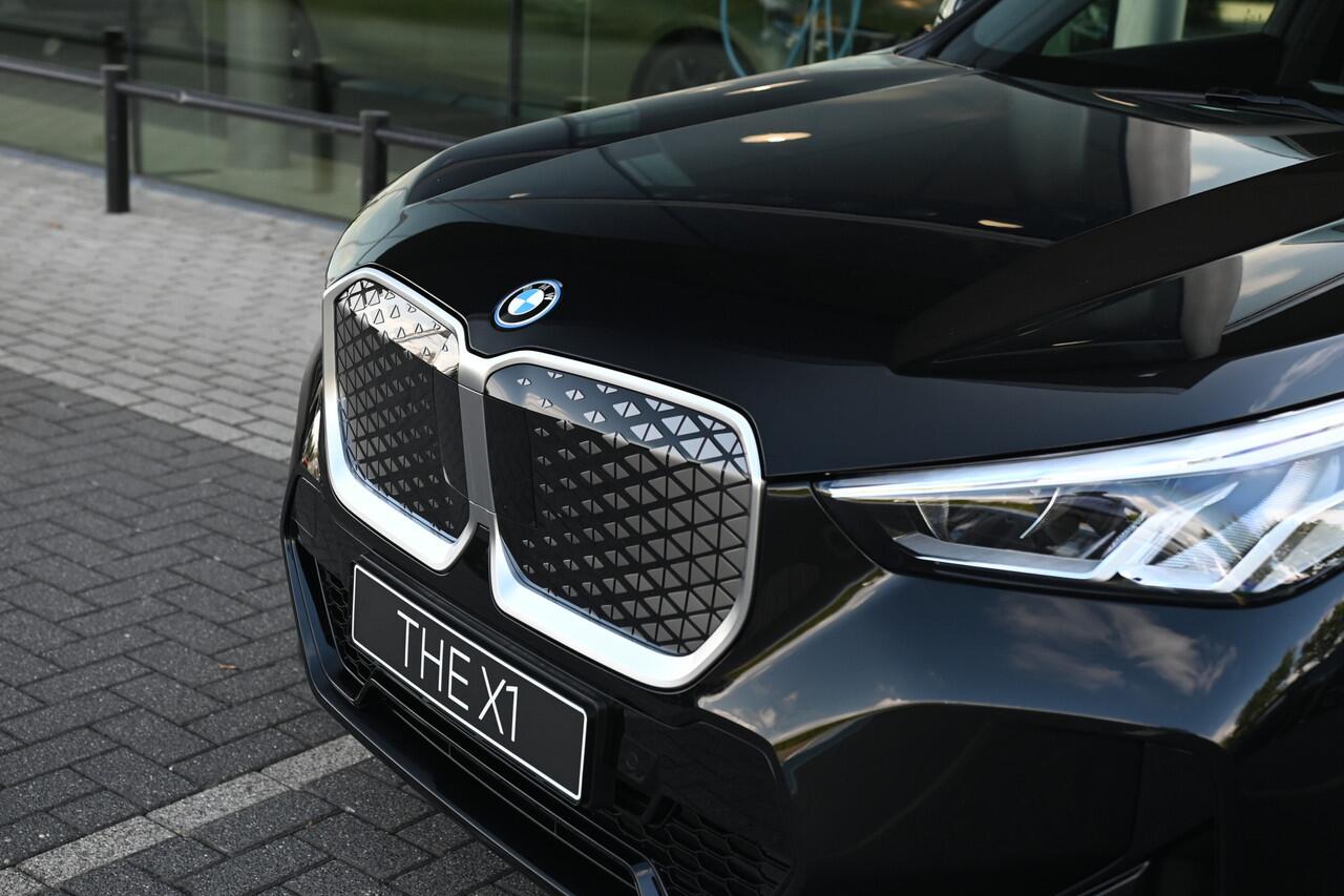 BMW iX1 eDrive20 M Sport / Sportstoelen / M Adaptief onderstel / Parking Assistant / Stoelverwarming