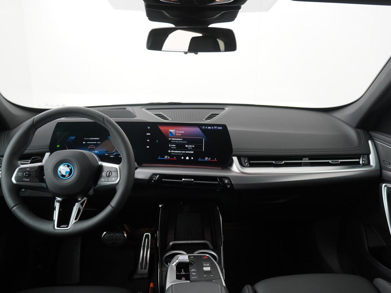 BMW iX1 eDrive20 67 kWh M-Sport Pro | Adaptive Cruise | Panoramadak | Harman Kardon | Elektrische stoelbediening | 19''