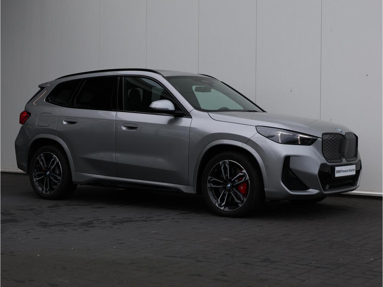 BMW iX1 eDrive20 67 kWh M Sport Edition M Sportpakket Pro/ Verwarmd Stuurwiel/ Comfort Access/ Elektrische Trekhaak/ panoramadak/ Stoelverwarming/ Head-Up/ Harman-Kardon