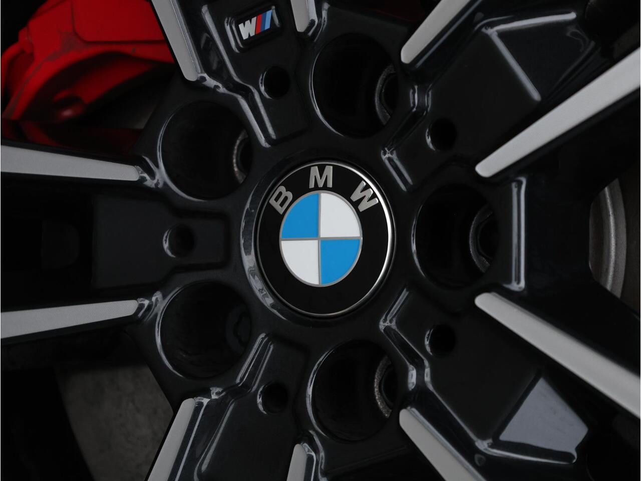 BMW iX1 eDrive20 67 kWh M Sport Edition M Sportpakket Pro/ Verwarmd Stuurwiel/ Comfort Access/ Elektrische Trekhaak/ panoramadak/ Stoelverwarming/ Head-Up/ Harman-Kardon