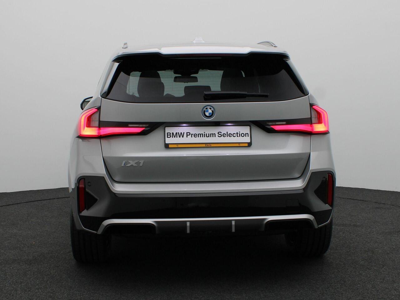 BMW iX1 eDrive20 M Sport Edition | Premium Pack | Comfort Pack | Travel Pack | Trekhaak | Panoramadak | Elektrisch Verstelbare Sportstoelen | Harman Kardon | 19''