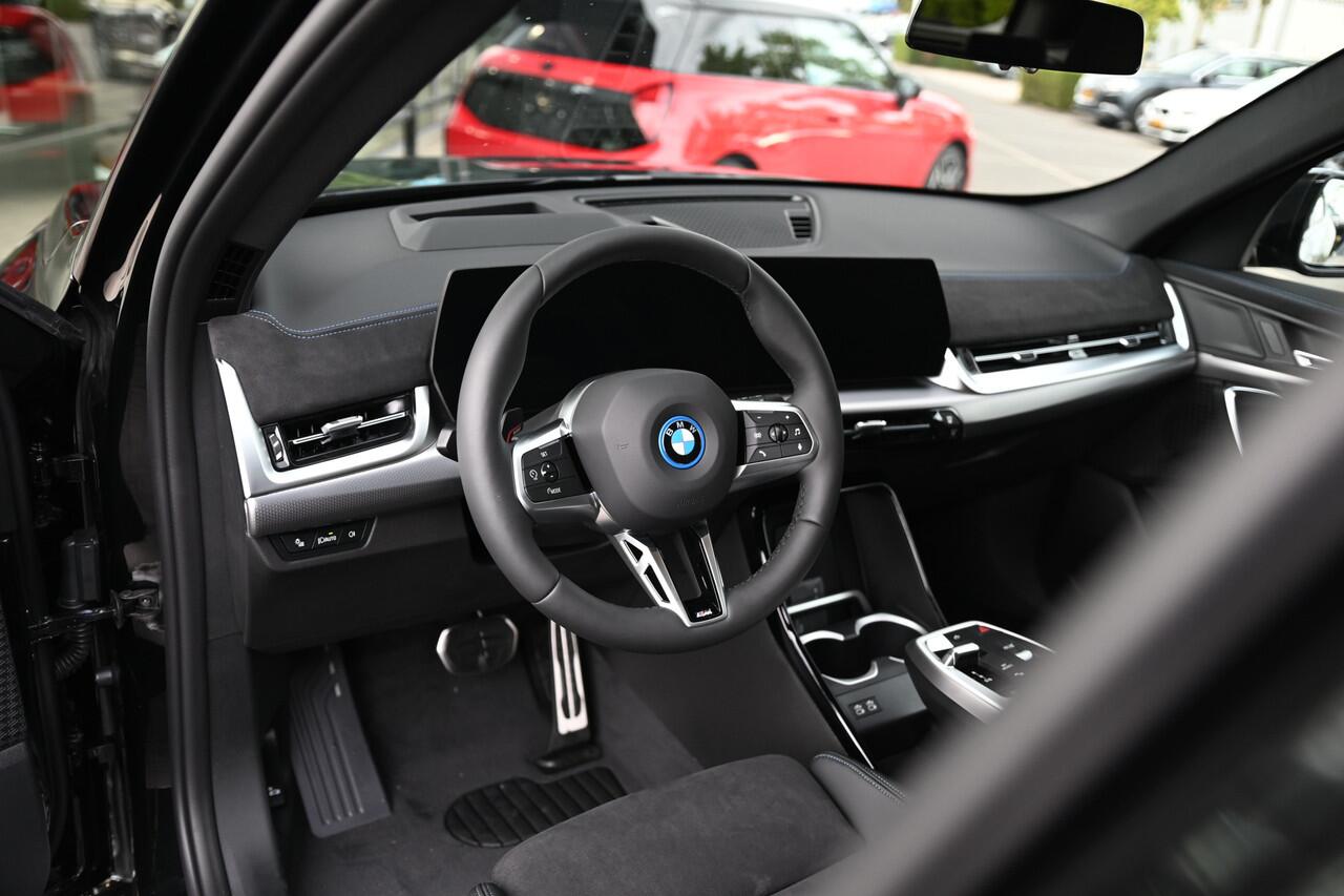 BMW iX1 eDrive20 M Sport / Panoramadak / Trekhaak / Sportstoelen / Achteruitrijcamera / M Adaptief onderstel / Comfort Access / Adaptieve LED