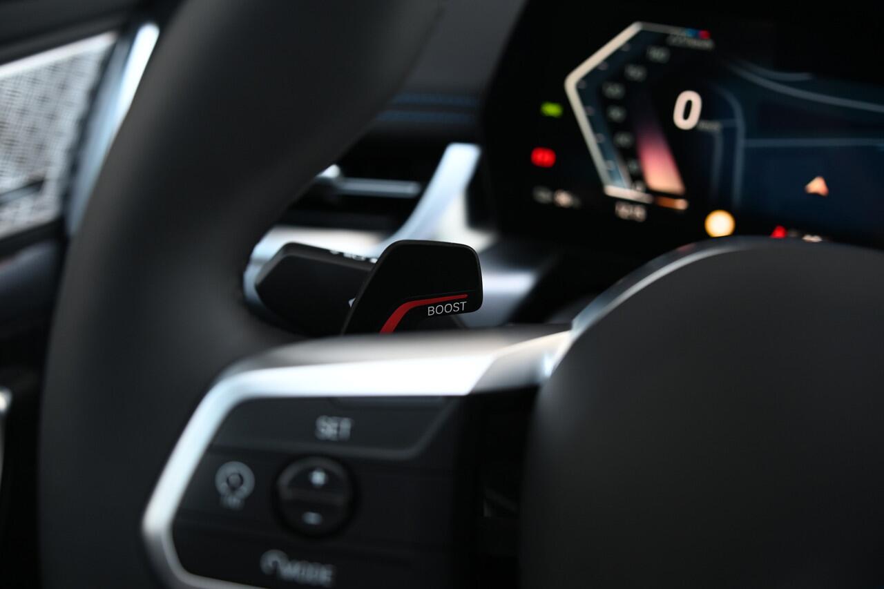 BMW iX1 eDrive20 M Sport / Panoramadak / Trekhaak / Sportstoelen / Adaptieve LED / M Adaptief onderstel / Comfort Access / Parking Assistant