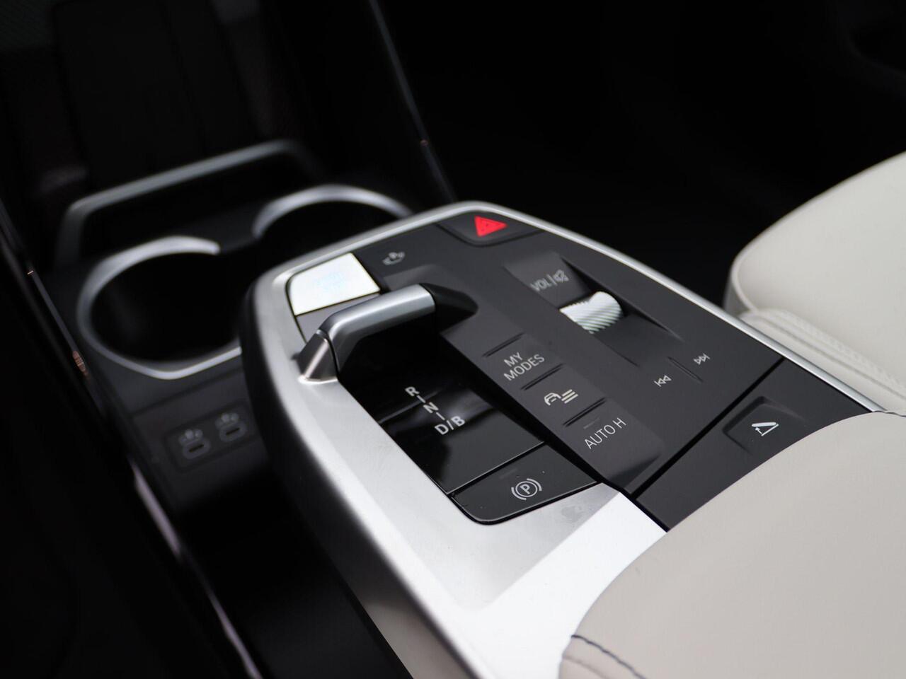 BMW iX1 eDrive20 M Sport Edition | Premium Pack | Comfort Pack | Travel Pack | Trekhaak | Panoramadak | Elektrisch Verstelbare Sportstoelen | Harman Kardon | 19''