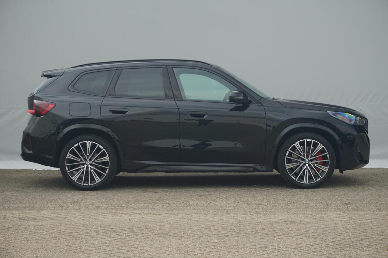 BMW iX1 eDrive20 M Sportpakket Pro 19'' / Panoramadak / Harman Kardon / Stuurwielrand verwarmd / Head-Up Display / Trekhaak