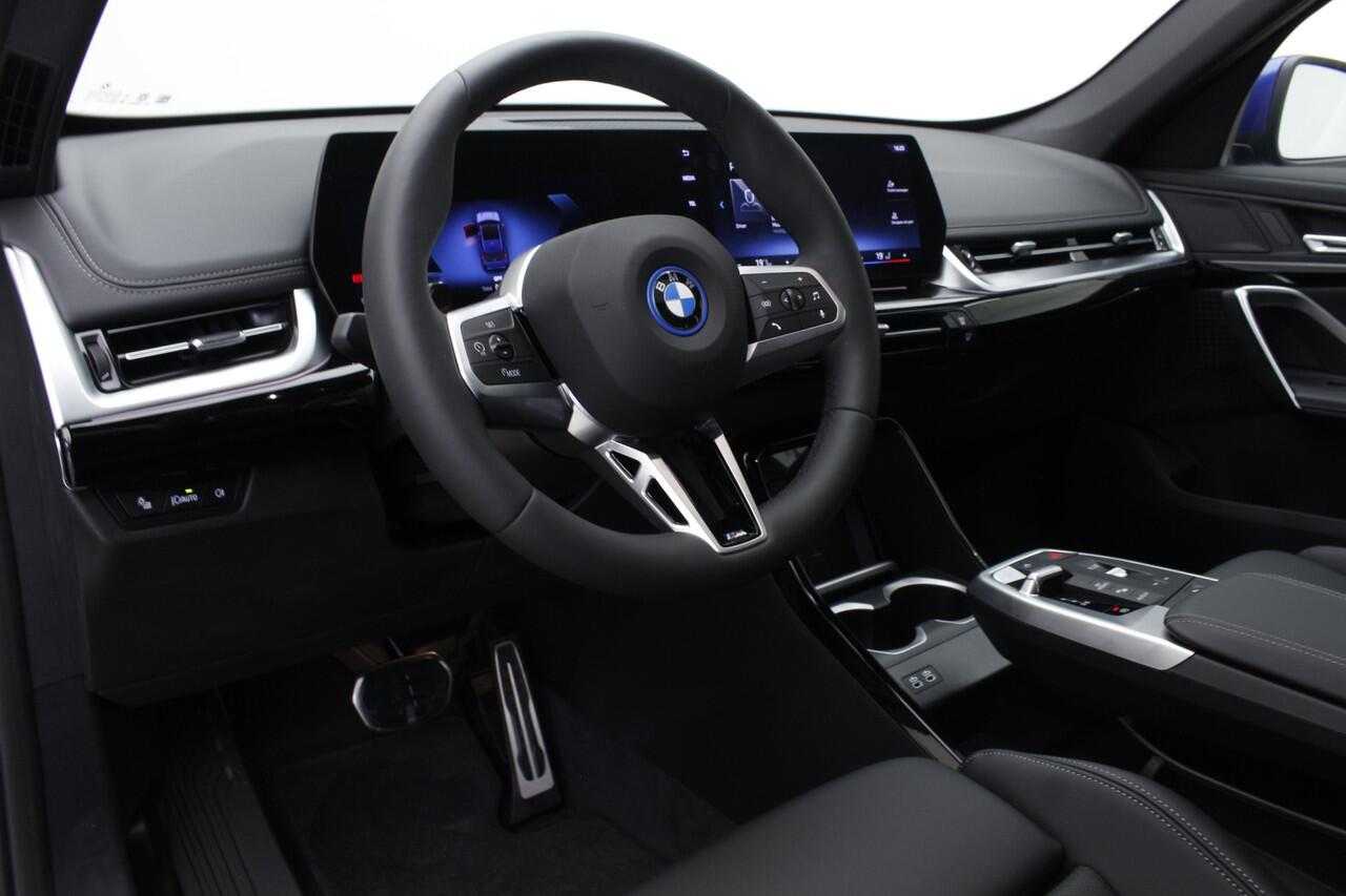 BMW iX1 eDrive20 67 kWh M-Sport | Panorama | 19" | Trekhaak | Premium Pack | Nu voor 45.895,-