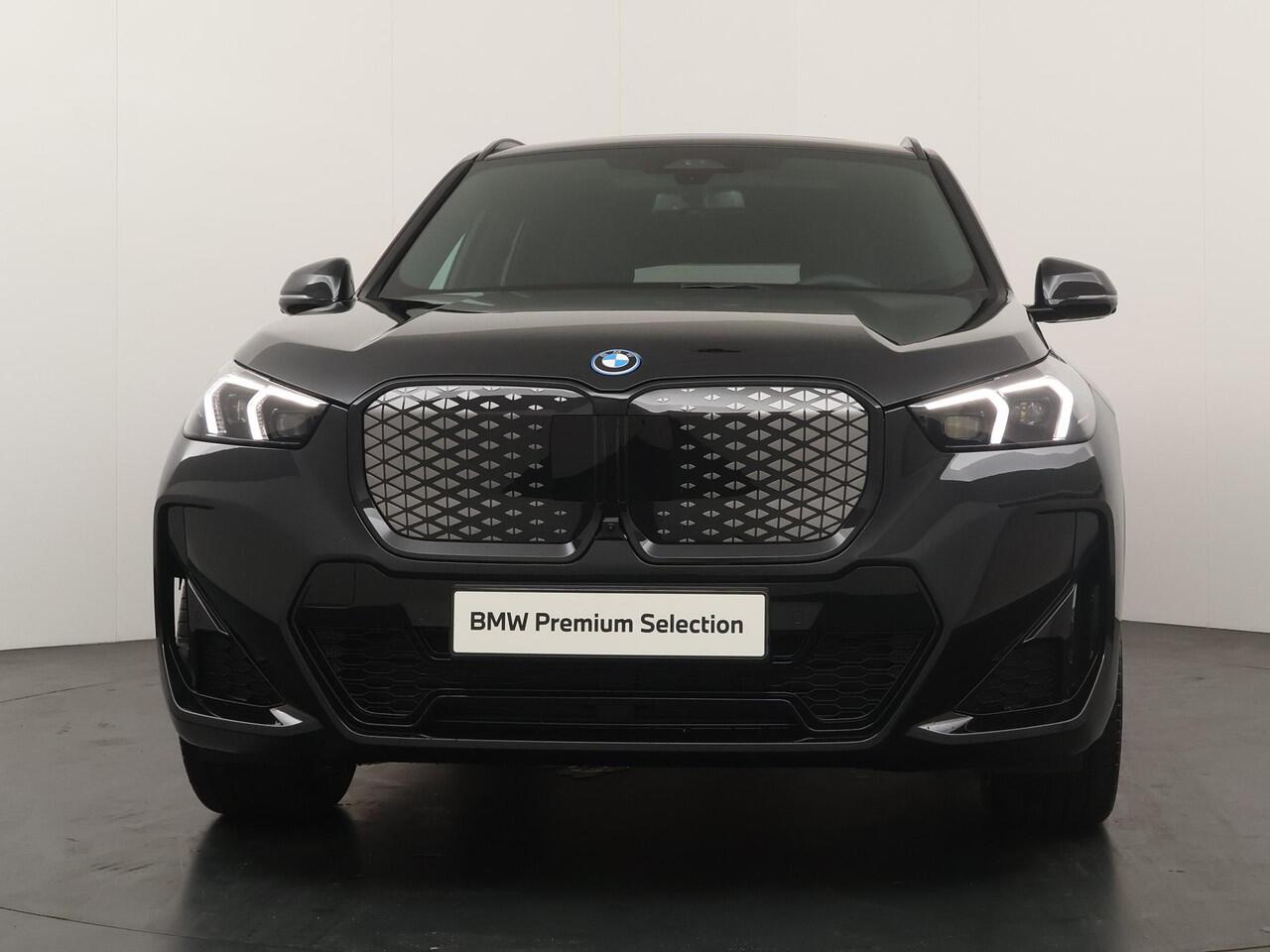 BMW iX1 eDrive20 67 kWh M-Sport Pro | Adaptive Cruise | Panoramadak | Harman Kardon | Elektrische stoelbediening | 19''