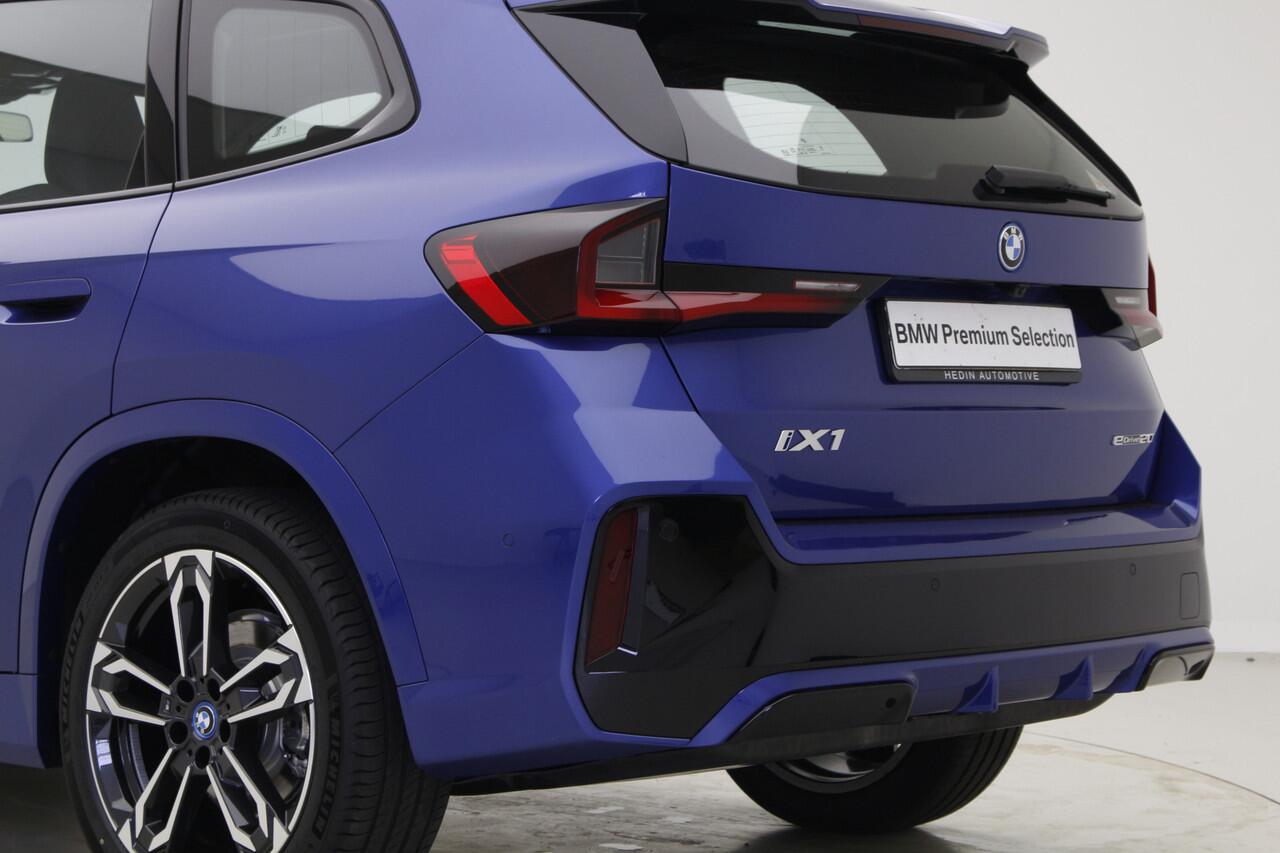 BMW iX1 eDrive20 67 kWh M-Sport | Panorama | 19" | Trekhaak | Premium Pack | Nu voor 45.895,-