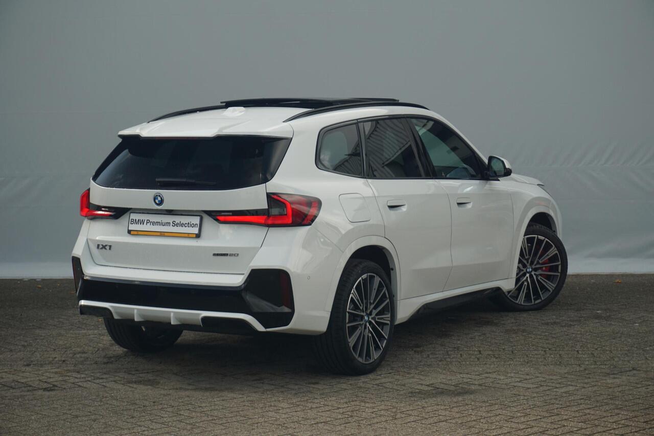 BMW iX1 eDrive20 M Sport Pro | Trekhaak / Head-up / Harman Kardon / Comfortstoelen Elektrische Stoelen met geheugen + Massagefunctie / Rondomzicht camera / Cruise control adaptief