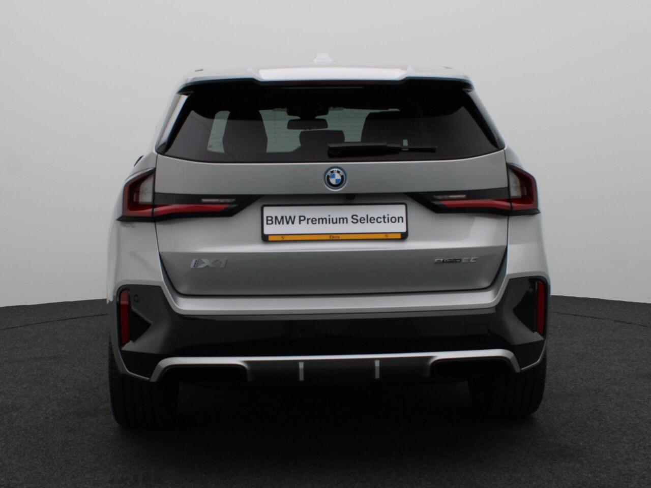 BMW iX1 eDrive20 M Sportpakket Pro | Premium Pack | Comfort Pack | Stuurwielrand Verwarmd | Panoramadak | Elektrisch Verstelbare Sportstoelen | Harman Kardon | 20''