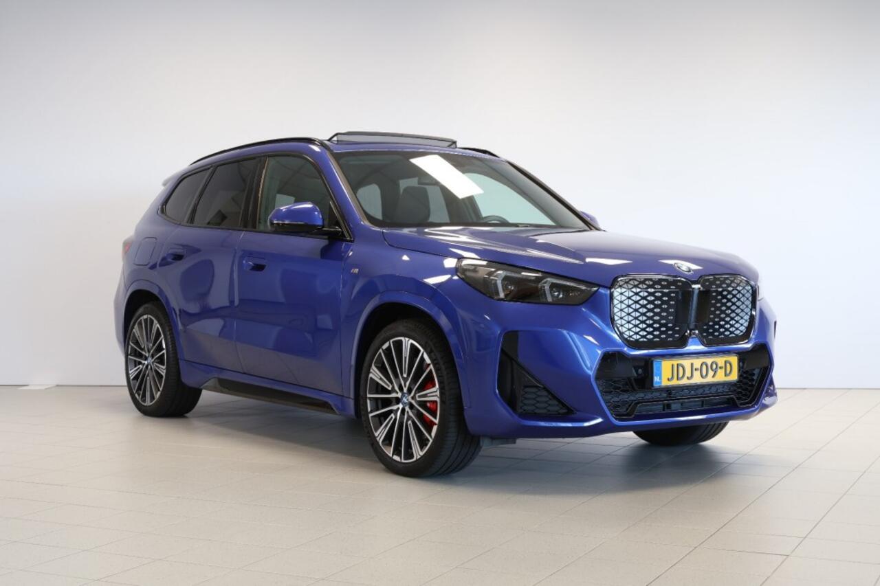 BMW iX1 xDrive30 67 kWh M Sport Edition - Pano - Trekhaak - Head-Up