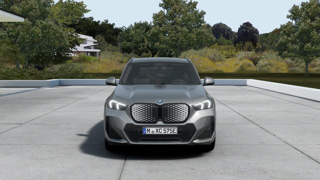 BMW iX1 eDrive20 M Sport / Trekhaak / Sportstoelen / Achteruitrijcamera / M Adaptief onderstel / Comfort Access / Head-Up / Adaptieve LED / Parking Assistant Plus