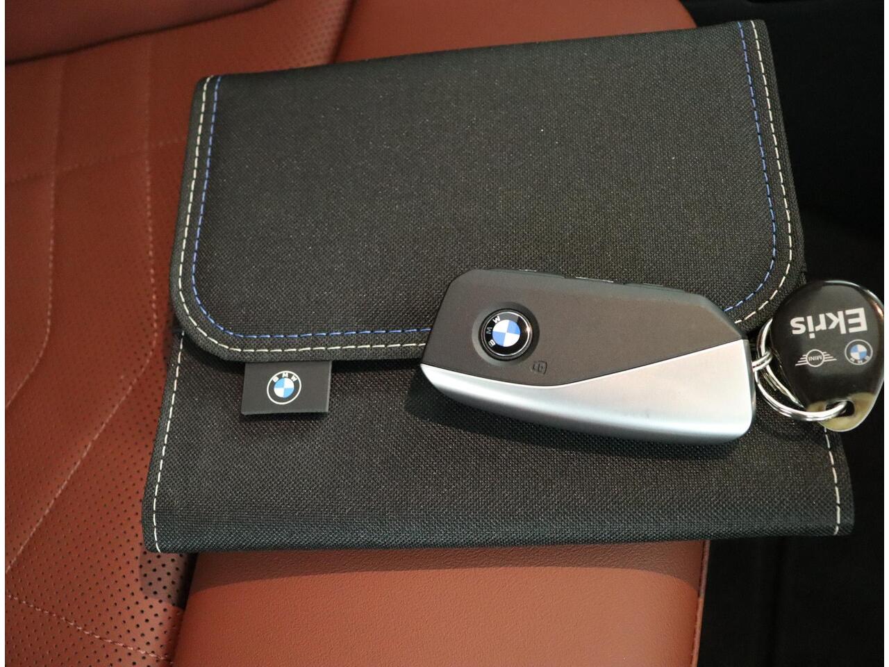 BMW iX1 eDrive20 67 kWh M Sportpakket Pro | Panoramadak | Harman-Kardon | Driving Assistant Plus | Comfort Access | 20 inch