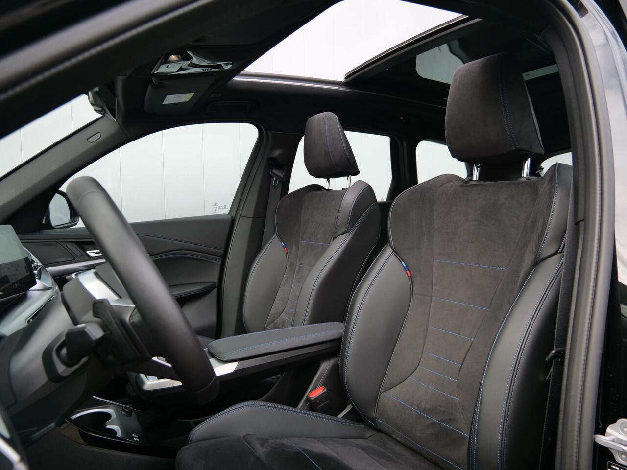 BMW iX1 eDrive20 67 kWh 204 Pk M-sport pakket Pano-dak / Trekhaak / DAB / Navi / Apple Carplay