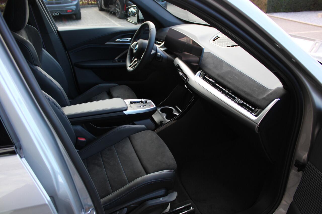 BMW iX1 eDrive20 M Sport / Panoramadak / Trekhaak / Sportstoelen / M Adaptief onderstel / Comfort Access / Head-Up / Adaptieve LED / Parking Assistant Plus