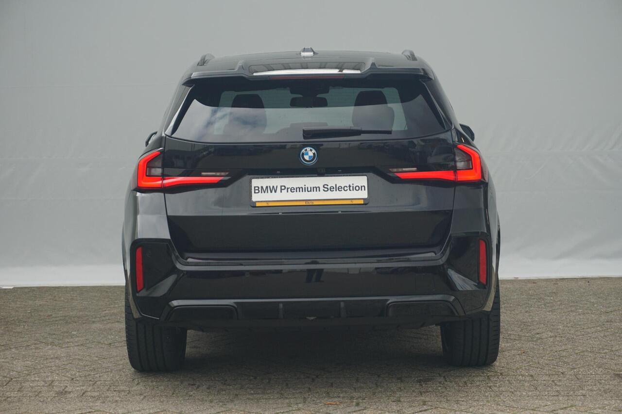 BMW iX1 eDrive20 M Sportpakket Pro 19'' / Panoramadak / Harman Kardon / Stuurwielrand verwarmd / Head-Up Display / Trekhaak
