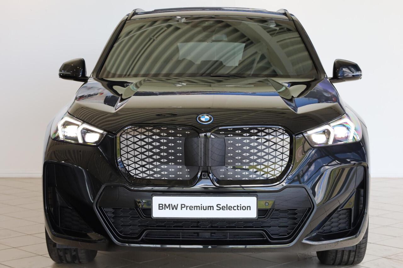 BMW iX1 eDrive20 M Sport Pro | Driving Assitant Plus | Panoramadak | Elektr. Trekhaak
