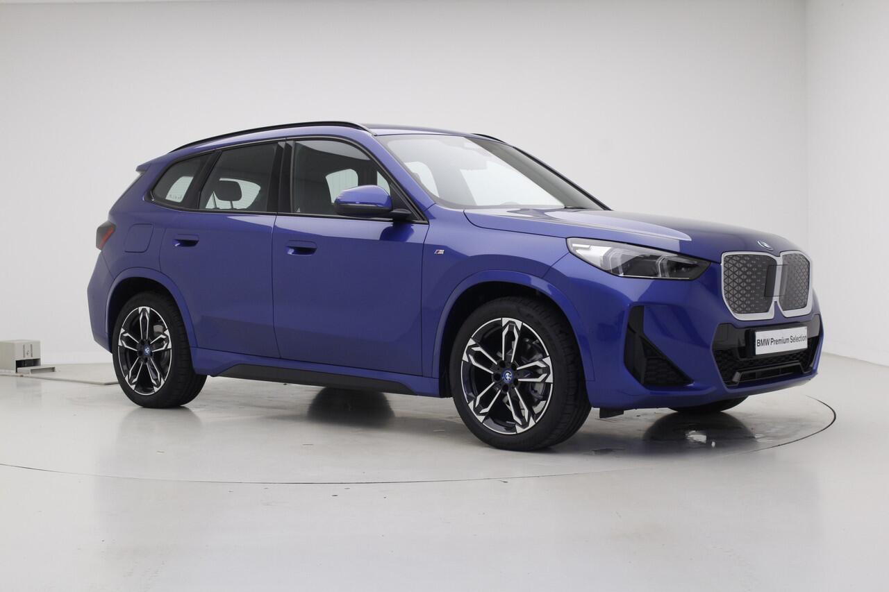 BMW iX1 eDrive20 67 kWh M-Sport | 19" | Panorama | Trekhaak | Premium Pack | Nu voor 42.495,-