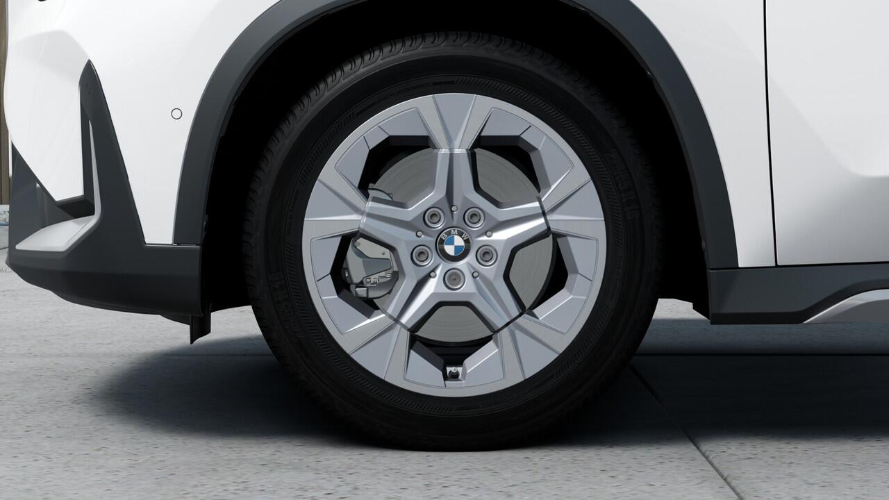 BMW iX1 eDrive20 Pure Edition / Adaptieve LED / Comfort Access / Parking Assistant / Stoelverwarming