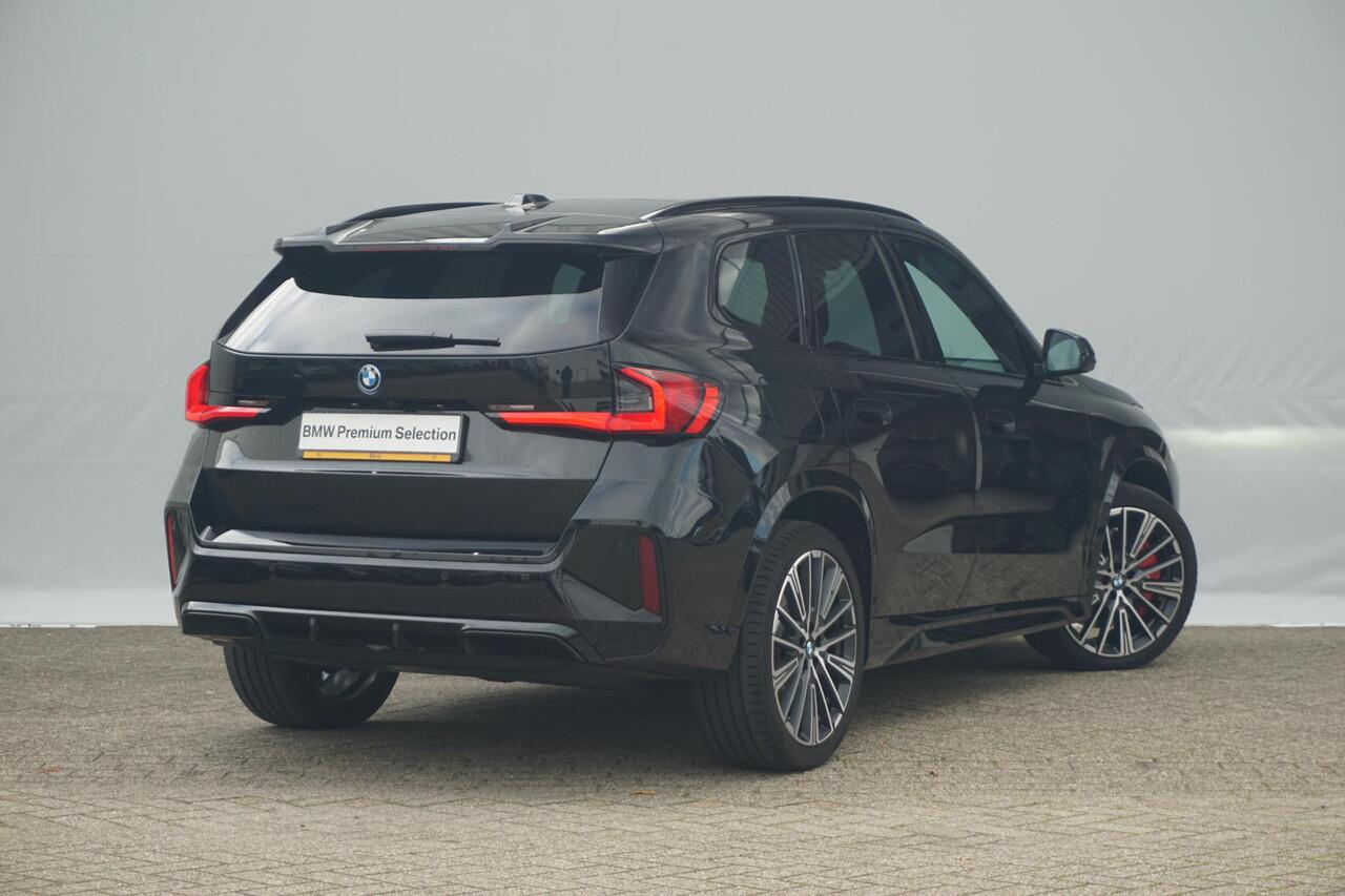 BMW iX1 eDrive20 M Sportpakket Pro 19'' / Panoramadak / Harman Kardon / Stuurwielrand verwarmd / Head-Up Display / Trekhaak