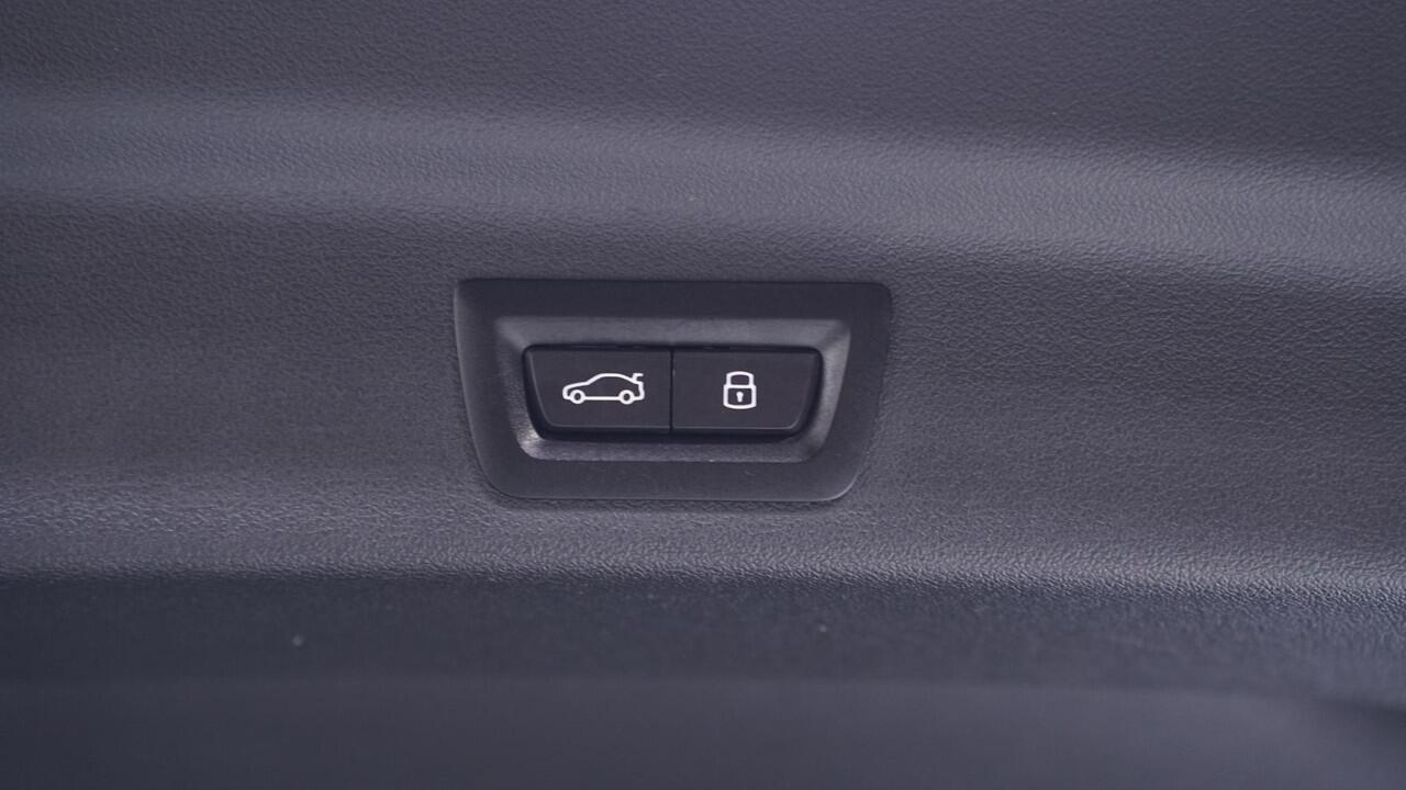 BMW iX1 xDrive30 Launch Edition 67 kWh Shadow-Line NAP Rijklaar Accucertificaat 99%