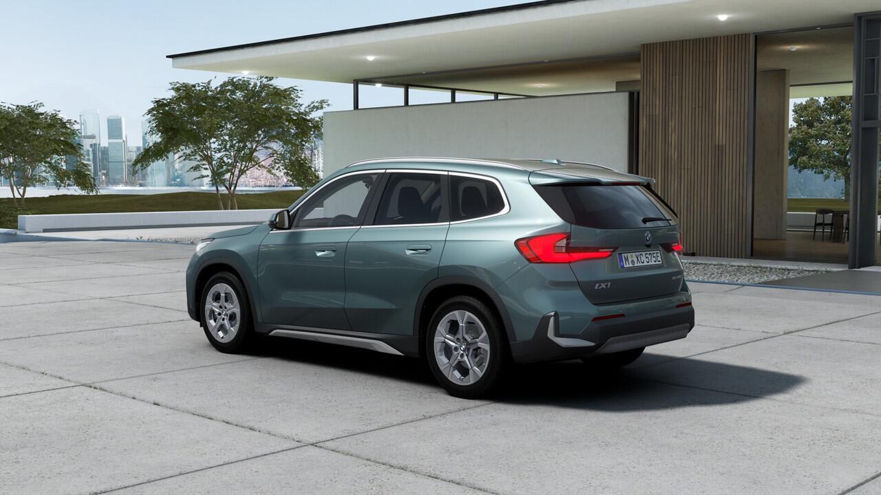 BMW iX1 eDrive20 Pure Edition / Adaptieve LED / Comfort Access / Parking Assistant / Stoelverwarming