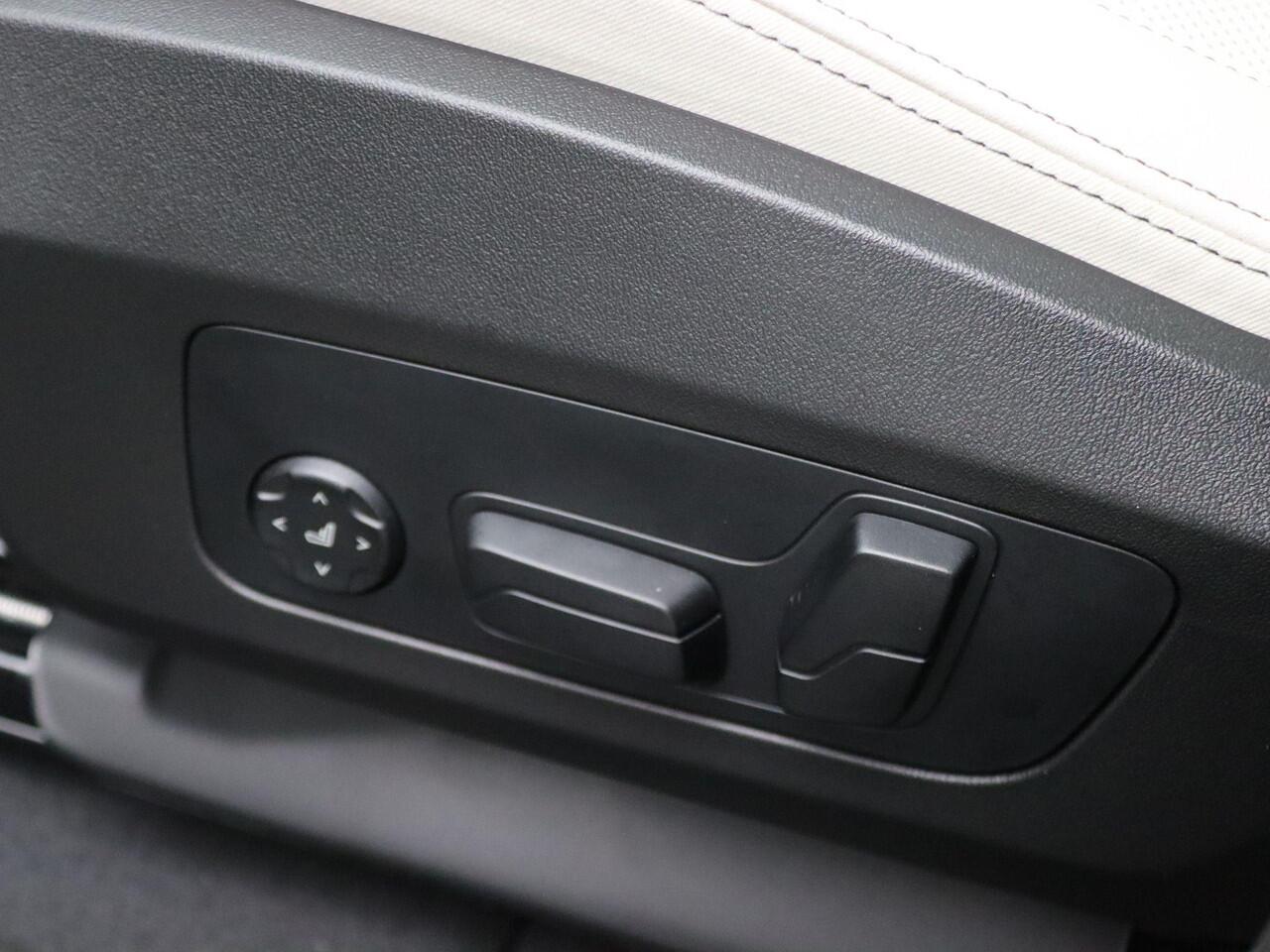 BMW iX1 eDrive20 M Sport Edition | Premium Pack | Comfort Pack | Travel Pack | Trekhaak | Panoramadak | Elektrisch Verstelbare Sportstoelen | Harman Kardon | 19''