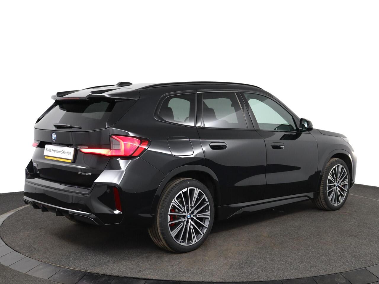 BMW iX1 eDrive20 67 kWh M Sportpakket Pro | Panoramadak | Harman-Kardon | Driving Assistant Plus | Comfort Access | 20 inch