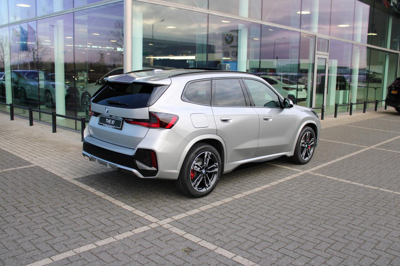 BMW iX1 eDrive20 M Sport / Panoramadak / Trekhaak / Sportstoelen / M Adaptief onderstel / Comfort Access / Head-Up / Adaptieve LED / Parking Assistant Plus