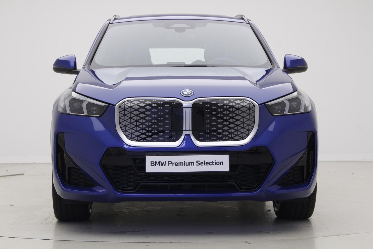 BMW iX1 eDrive20 67 kWh M-Sport | 19" | Trekhaak | Panorama | Premium Pack | Voorbereiding Driving Assistant Plus | | Nu voor 42.495,-