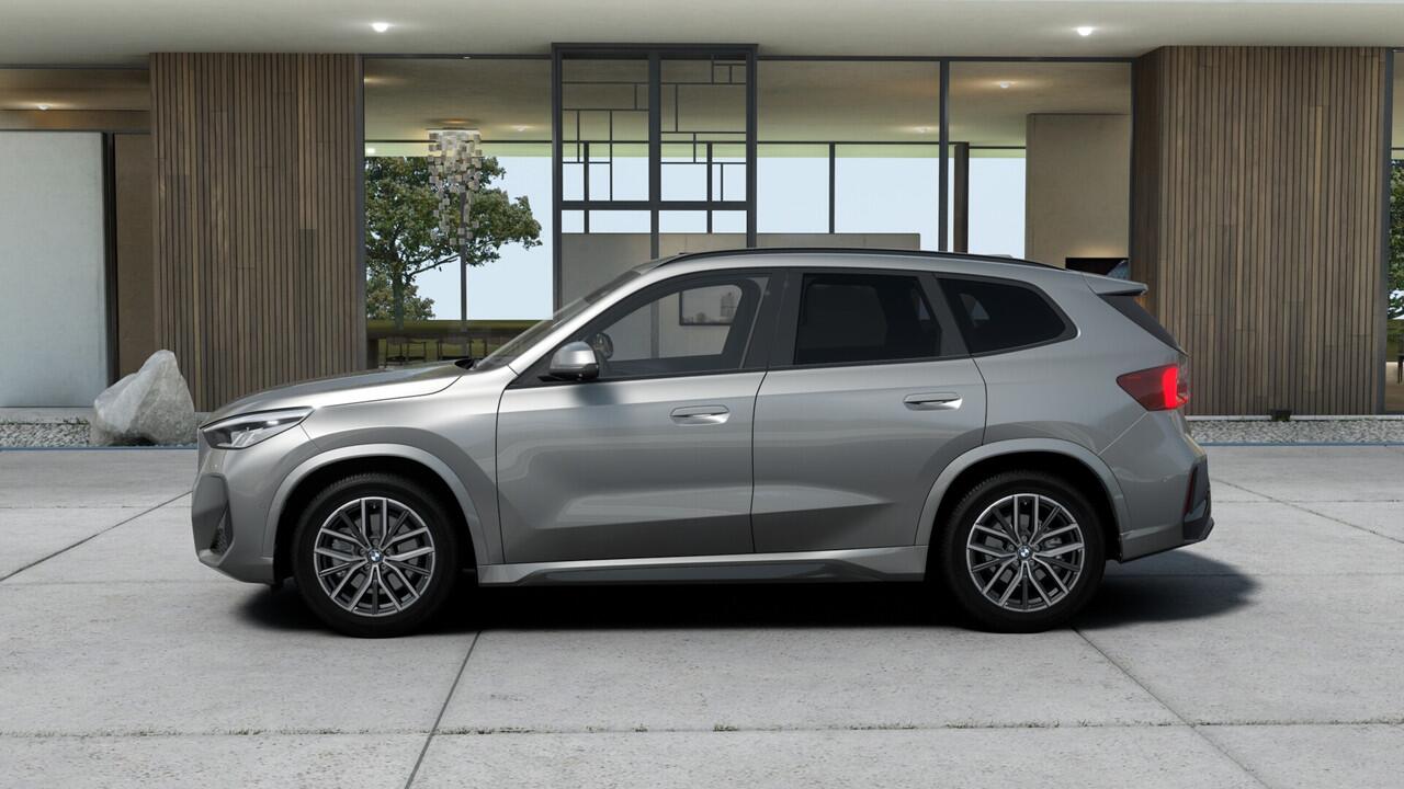 BMW iX1 eDrive20 M Sport / Sportstoelen / Achteruitrijcamera / M Adaptief onderstel / Stoelverwarming / Harman-Kardon