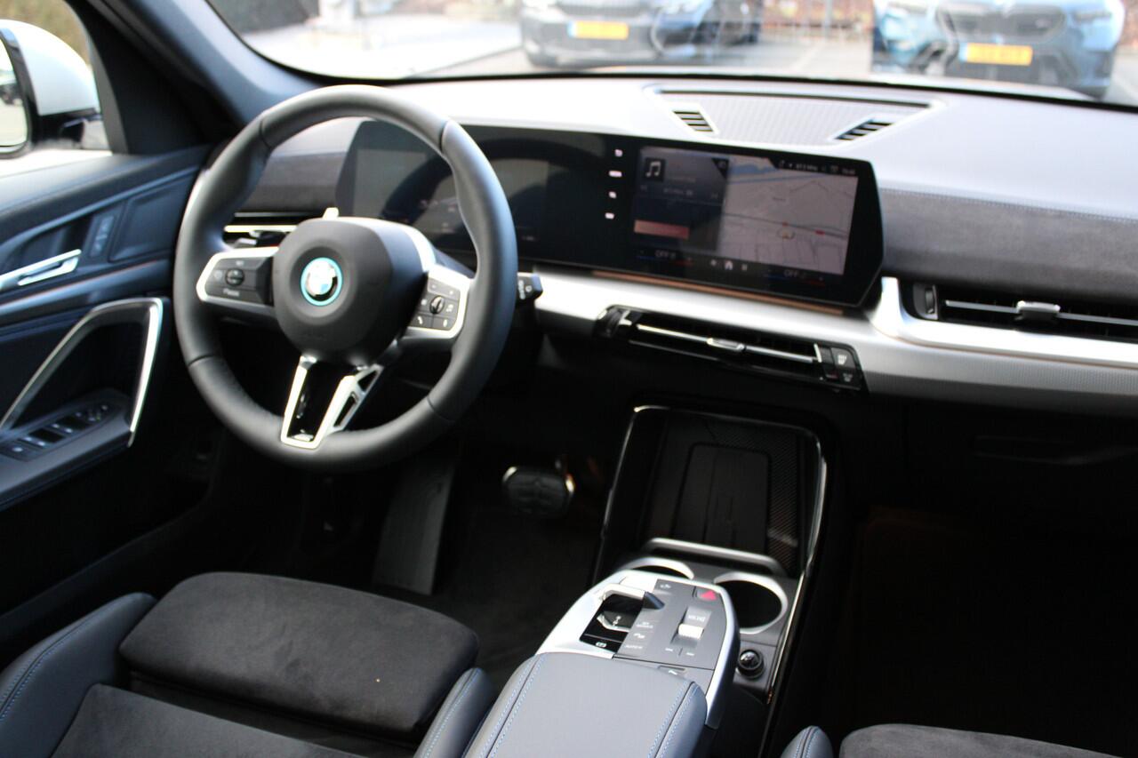 BMW iX1 eDrive20 M Sport / Panoramadak / Trekhaak / Sportstoelen / M Adaptief onderstel / Comfort Access / Head-Up / Adaptieve LED / Parking Assistant Plus
