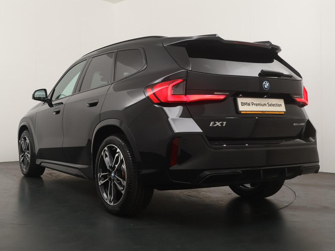 BMW iX1 eDrive20 67 kWh M-Sport Pro | Adaptive Cruise | Panoramadak | Harman Kardon | Elektrische stoelbediening | 19''