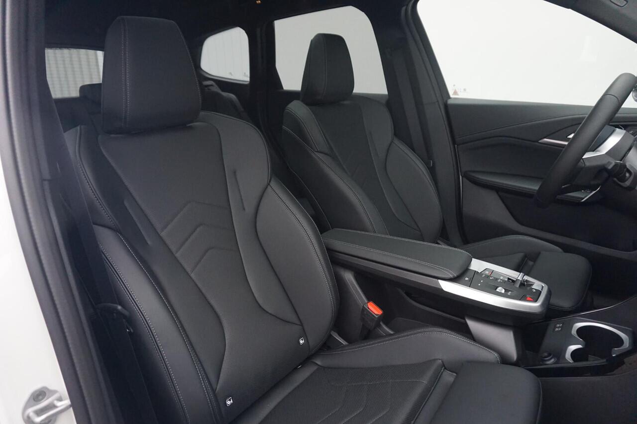 BMW iX1 eDrive20 M Sport | Trekhaak / Panoramadak / Harman Kardon / Cruise control adaptief met Stop&Go / Comfort Access